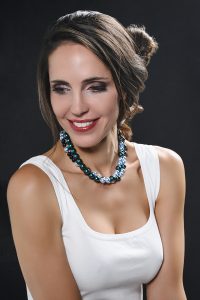 Iridescent pearl necklace